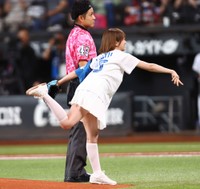 始球式を務めた秋元真夏＝エスコンフィールド北海道