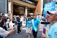歩行者天国を練り歩く福島瑞穂氏（中央左）とラサール石井