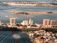 時おりヘリならではの珍しい風景を紹介するMakishiさん（Go Makishiさん提供）