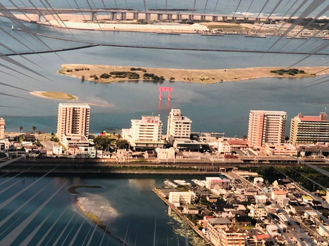 時おりヘリならではの珍しい風景を紹介するMakishiさん（Go Makishiさん提供）