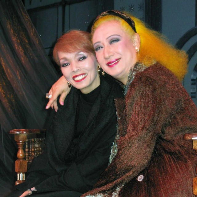 美輪明宏（右）のトーク＆コンサートにゲスト出演した研ナオコ＝2005年