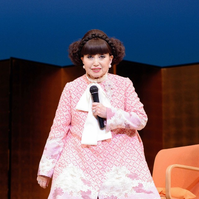 トーク中にスクワットを披露する黒柳徹子=2016年