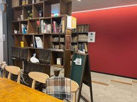 Wifi完備。本棚から読みたい本を取り、コーヒーを飲みながら読書もできる。