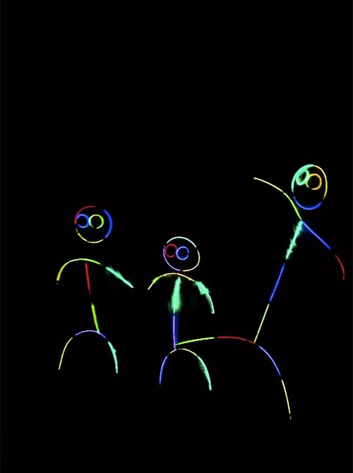 真っ暗な部屋に浮かび上がる光人間に釘付け！（提供：かいさん）