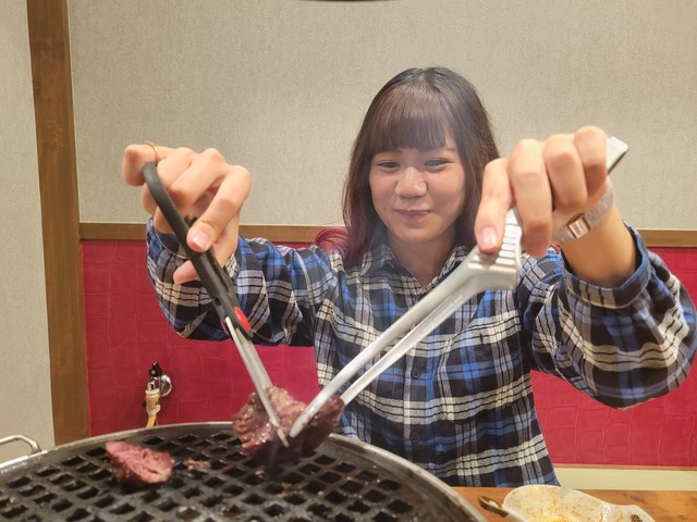 お肉はハサミで一口サイズにカット