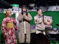 イベントで共演した（左から）浜田ブリトニー、小阪由佳、黒井悠未＝東京・浅草の「オカオカ本舗」