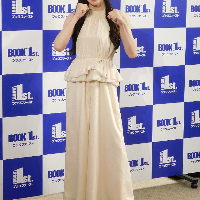 写真集発売イベントを行った宮原華音＝ブックファースト新宿店