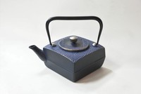 「(受注生産品)南部鉄器 鉄瓶 正方角あられ 星月夜 0.6L」(18700円)(菊地海人さんTwitterより)