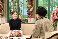 「徹子の部屋」  (右から)黒柳徹子、岩田絵里奈アナ＝テレビ朝日提供