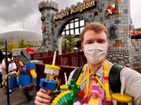 子供たち全員分のドリンクを預かり、子供たちが乗り物から戻ってくるのを待つ父親のレニックさん。 ※レニックさん提供