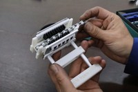 ２枚のブレードでチェーンを挟む様子。幅が変えられ、電動自転車などの太いチェーンにも対応可能だという
