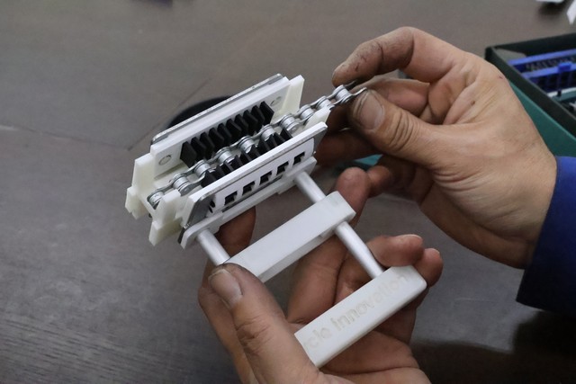 ２枚のブレードでチェーンを挟む様子。幅が変えられ、電動自転車などの太いチェーンにも対応可能だという
