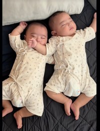 ピタッとくっついて眠る双子ちゃん（提供：@_with.twins_さん）