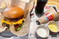 「OMO7大阪」のカフェ＆バルで、万博期間中限定で登場する「OMOどてやきバーガーセット」1970円。ドリンク、ポテト、1970年の万博文化をイメージする3種のディップソース付き
