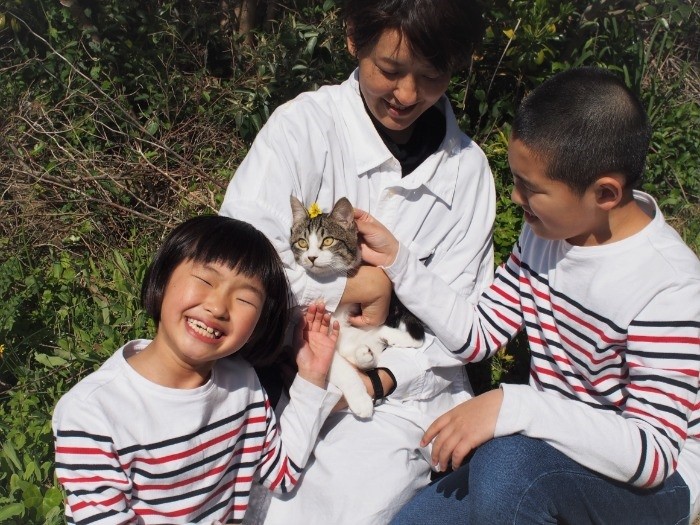 バツイチおっかあと子どもたち、笑顔の真ん中に猫が。「猫のいるしあわせ」より（寄りそう猫 / 辰巳出版）