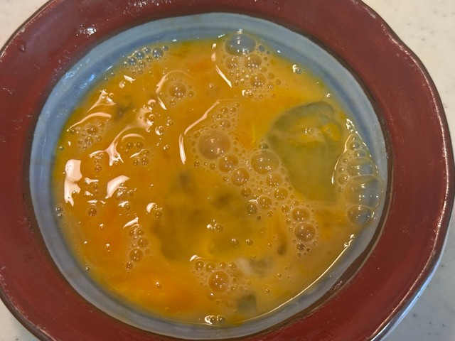 さらに溶き卵を用意（画像提供：イナダシュンスケさん）
