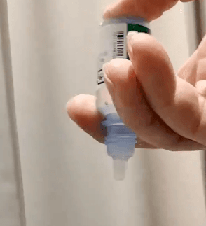 子供など他者に目薬をさすときは、親指で目薬容器の底を押す方法も（画像提供：ドクターK＠眼科医パパ）