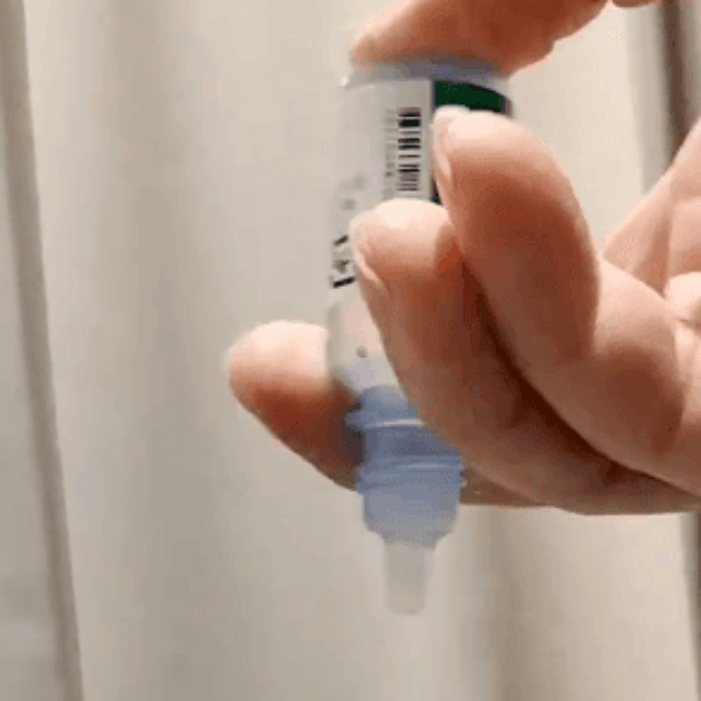 子供など他者に目薬をさすときは、親指で目薬容器の底を押す方法も（画像提供：ドクターK＠眼科医パパ）