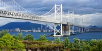 与島パーキングエリアから春の瀬戸大橋（香川県坂出市）=WAWA/stock.adobe.com