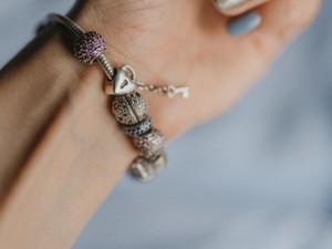 プレゼントは「分身」。海の向こうにいる彼がくれたブレスレット