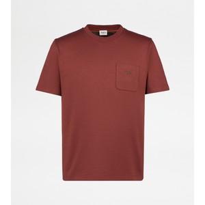 ラフになりがちな夏の装いに落ち着きを添える、トッズのTシャツ。