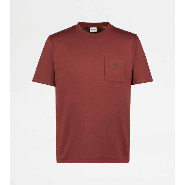 ラフになりがちな夏の装いに落ち着きを添える、<br>トッズのTシャツ。