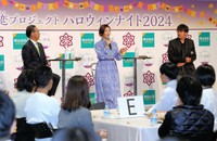 京都府が主催した婚活イベントで結婚の良さを語る常盤貴子さん（中央）ら＝昨年１０月、京都市内

