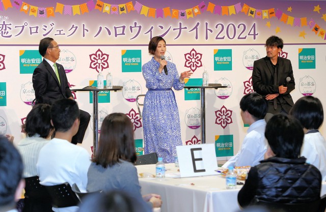 京都府が主催した婚活イベントで結婚の良さを語る常盤貴子さん（中央）ら＝昨年１０月、京都市内
