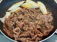 肉、醤油、ネギを投入。すき焼きらしくなってきました！（画像提供：イナダシュンスケさん）