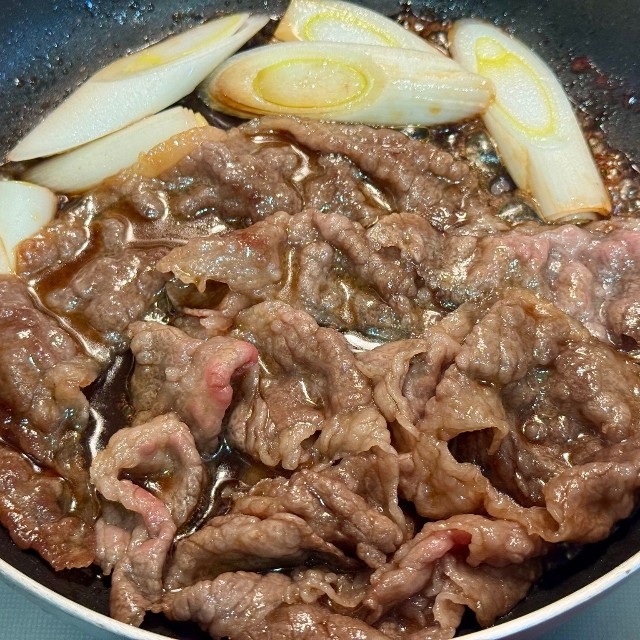 肉、醤油、ネギを投入。すき焼きらしくなってきました！（画像提供：イナダシュンスケさん）