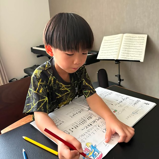 研究結果をまとめているそうすけ君。「優等生のイメージを持たれがちですが、ヤンチャな男の子。お友達にピアノとヴァイオリンを習っていると話すと、そのギャップに驚かれます（笑）（画像提供：mieさん）