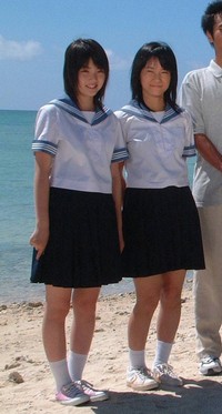 モー娘。デビュー前の道重さゆみ（左）と亀井絵里さん＝2003年7月撮影