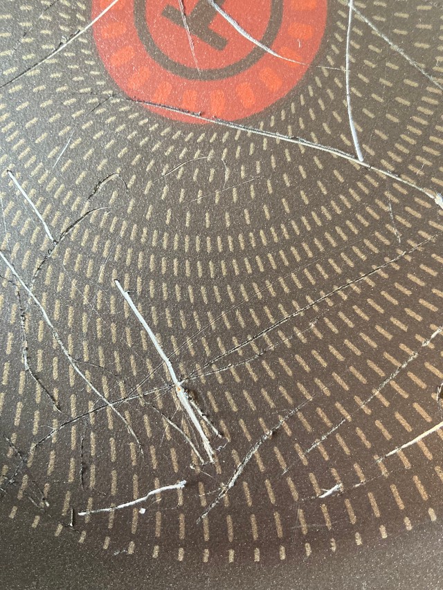 何かで削られてしまった痕跡が生々しく残るフライパン／ワーママさん（@5Xoe6VOn6BHa51k）提供