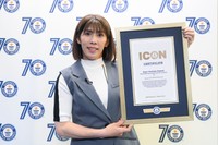 「ギネス世界記録 ICON（アイコン）」認定証を授与された吉田沙保里さん（提供：ギネスワールドレコーズ）