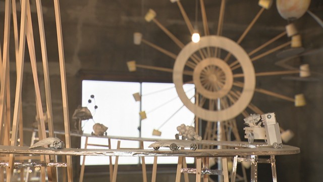 カフェの2階で高校生らが制作した立体造形作品を展示（高松市花園町）