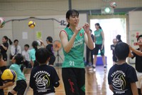 大阪マーヴェラスの選手と指導を受ける子どもたち＝7月5日、宝塚市末広体育館