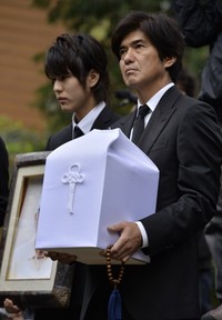 三国連太郎さんの葬儀で佐藤浩市と寛一郎＝2013年4月17日