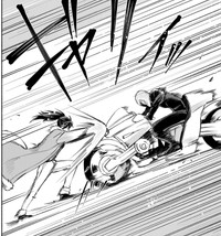 素手で突進してきたバイクを止める肉子　Ⓒ赤信号わたる／竹書房