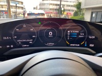 スイッチが入ったタイカンのメーター。ハイカラですねー