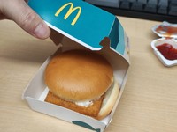 フィレオフィッシュはなぜ紙箱に入っている？（提供：吉田製作所Yさん）