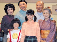 ドラマ「ちびまる子ちゃん」の制作発表に出席した（前列左から）森迫永依、福田麻由子、市毛良枝（後列左から）清水ミチコ、高橋克実、モト冬樹＝2006年