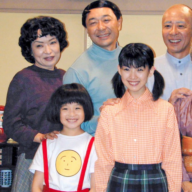 ドラマ「ちびまる子ちゃん」の制作発表に出席した（前列左から）森迫永依、福田麻由子、市毛良枝（後列左から）清水ミチコ、高橋克実、モト冬樹＝2006年
