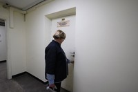 「関係者以外立ち入り禁止」と書かれたドアを開けると、地下へ深くへ階段が続いていた＝2023年6月5日、ワルシャワの鉄鋼メーカー、荒ちひろ撮影