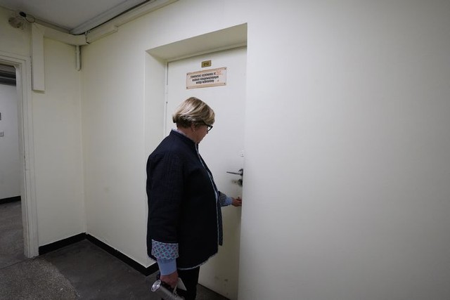 「関係者以外立ち入り禁止」と書かれたドアを開けると、地下へ深くへ階段が続いていた＝2023年6月5日、ワルシャワの鉄鋼メーカー、荒ちひろ撮影