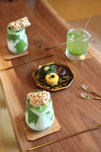 手前は、チョチョン抹茶クリームティー 7800 ウォン。右奥はミナリブリーズ 7800 ウォン。