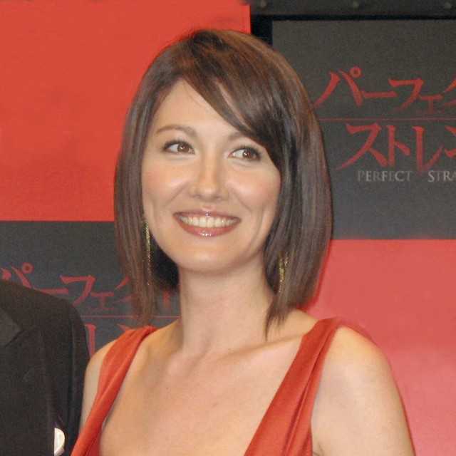 胸元の開いた赤いドレスで登場した山本モナ=2010年
