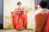 東京都内で開いた支援イベントでのファッションショーの様子。ガザの難民女性らがつくったパレスチナ刺繡帯=2025年5月、東京都渋谷区、小山幸佑撮影