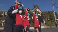幼稚園児が安全な横断歩道の渡り方を学ぶ