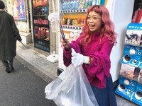 渋谷の街に捨てられたタピオカドリンク容器を拾うSHIBUYA109渋谷のショップ店員。ブームの課題として今後も「タピゴミゼロ」の意識付けが課題となる(109ニュース シブヤ編集部提供)