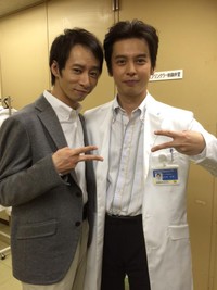 「プライベートから仲良しな河相我聞さんといしだ壱成さん！」（TBSテレビ金曜ドラマ『アルジャーノンに花束を』の番組公式SNS、2015年4月9日の投稿から）